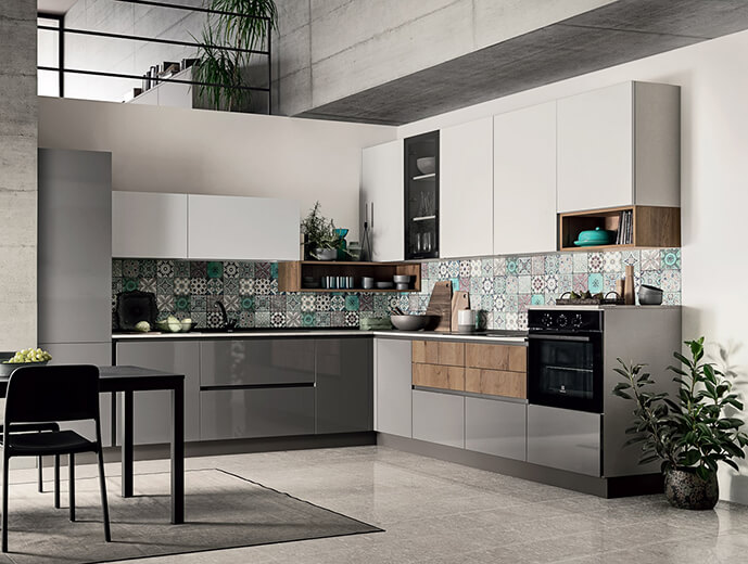 mobilibrianzadesign cucina bianca grigia piastrelle decorate